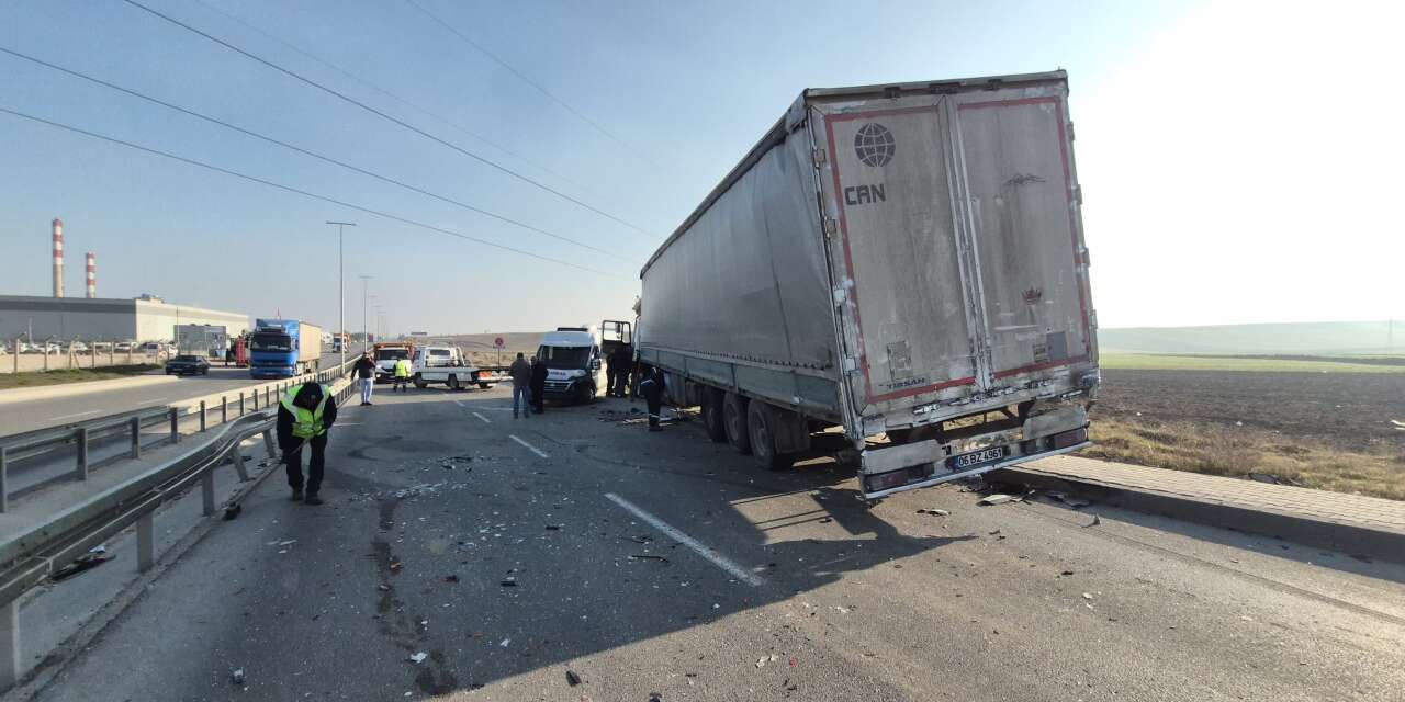 TIR, 4 aracı önüne kattı! 12 yaralı var