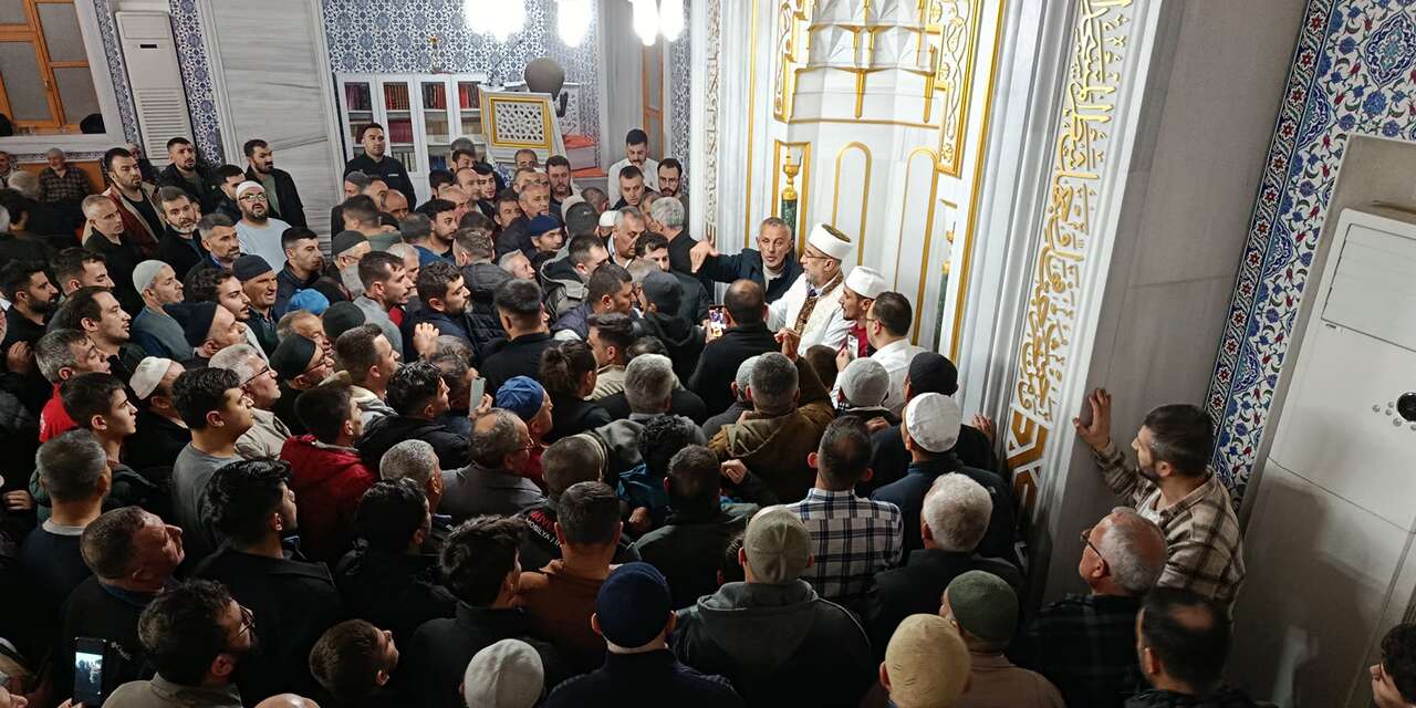 Konya’da Sakal-ı Şerif ve Hattat Ahmet Karahisari Kur’an’ı cemaatle buluştu