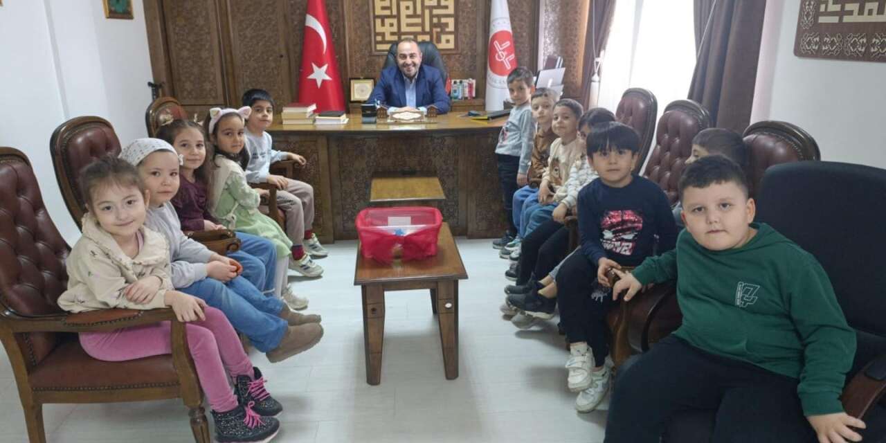 Konya’daki minikler kumbaralarını ihtiyaç sahibi aileler için açtı