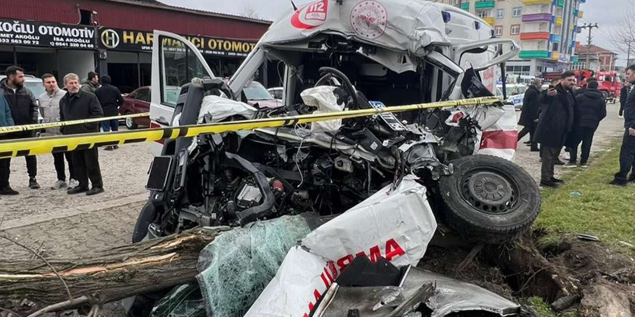 Ambulans kaza yaptı! 1 sağlık çalışanı öldü, 3 yaralı var