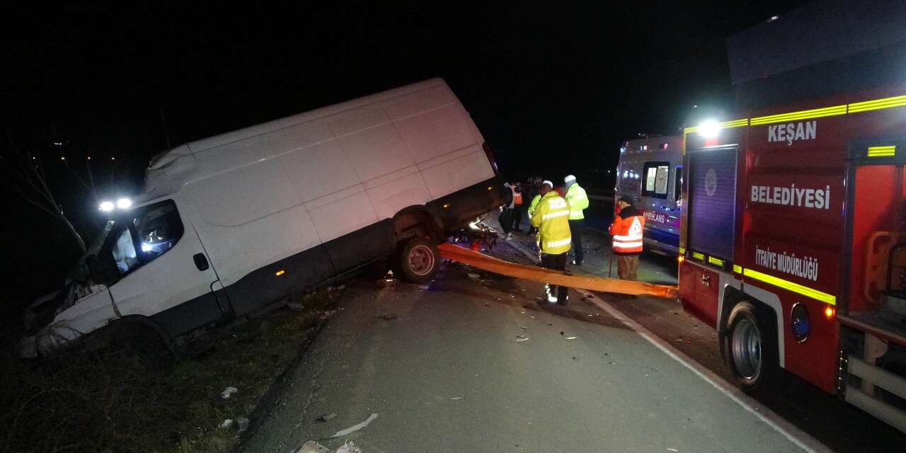 Kamyonet TIR’a çarptı, 2 kişi hayatını kaybetti