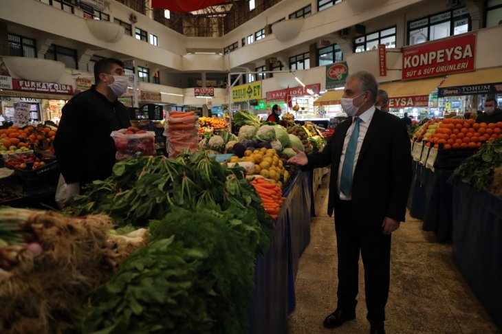 Konya Valisi Toprak, pazarlarda ve trafikte koronavirüs tedbirlerini denetledi