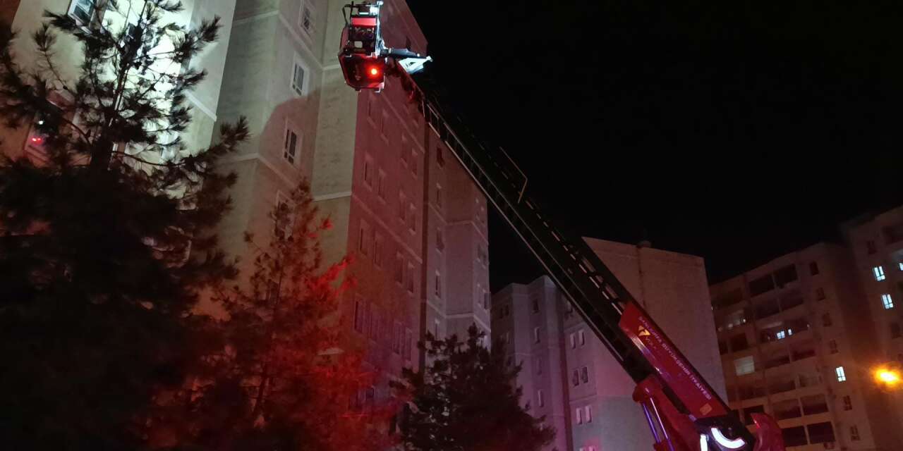 8 katlı apartmanda patlama! 3 kişi hastanelik oldu