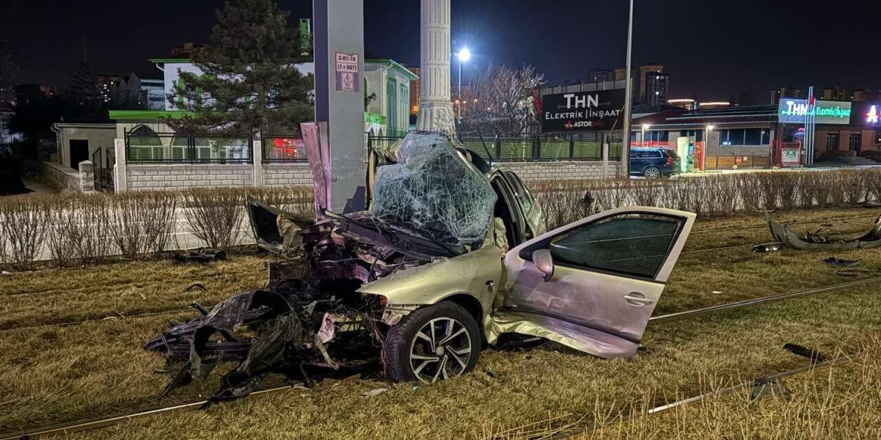 Direğe çarpan otomobil hurdaya döndü