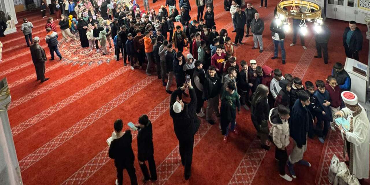 Konya’daki camide teravih sonrası çocuklara hediyeler dağıtıldı