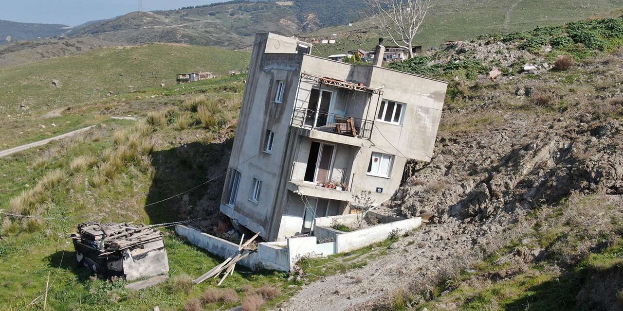 Çöp tesisi heyelana neden oldu! 14 ev yıkıldı, yolun güzergahı değişti