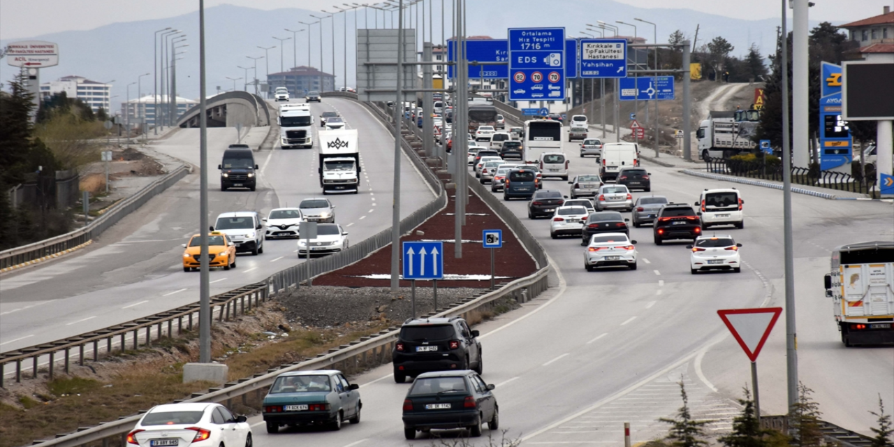 Kilit kavşakta bayram trafiği yoğunluğu başladı