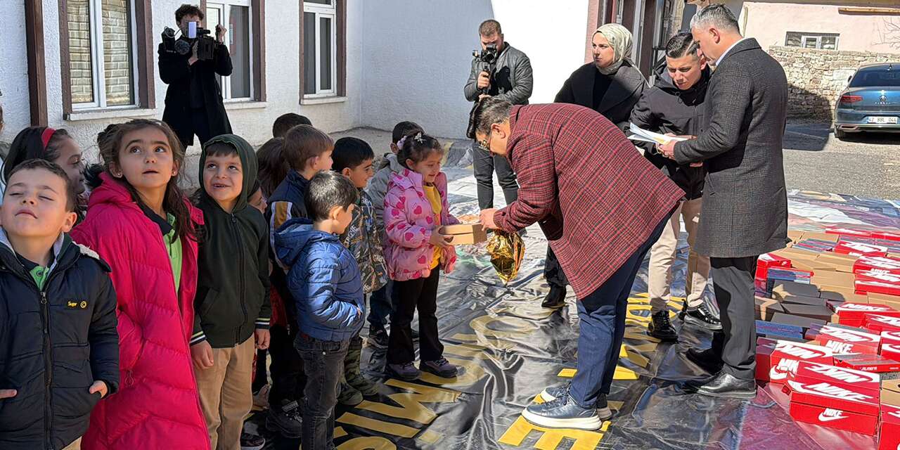 Konya’da çocuklara bayram hediyesi! Ayakkabı ve oyuncak dağıtıldı