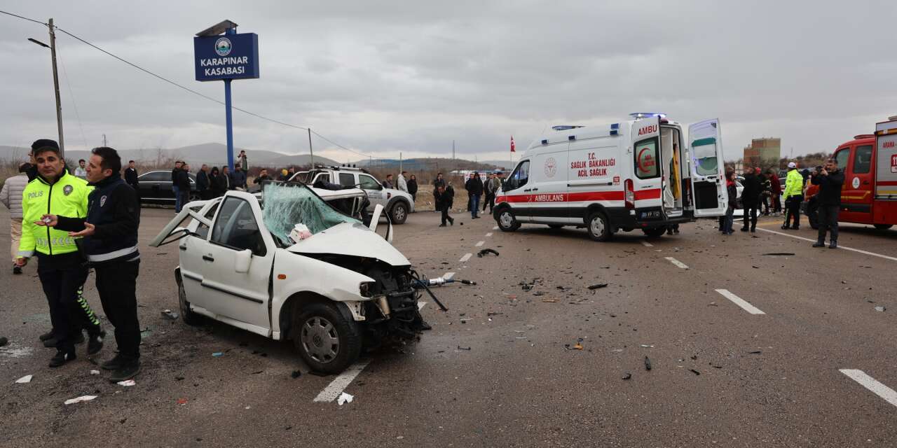 Bayram yolundaki aile Karapınar kavşağında kaza yaptı, baba ve 2 oğlu öldü