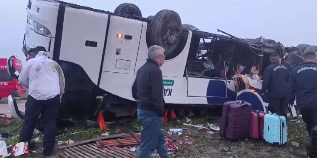 Bayram sabahı feci kaza! Yolcu otobüsü devrildi, 2 ölü, 19 yaralı var