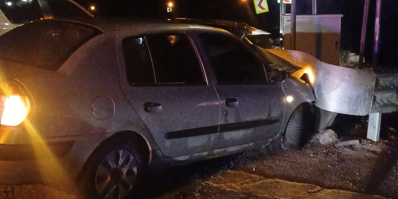 Konya'da otomobil bariyerlere çarptı! 4 yaralı var