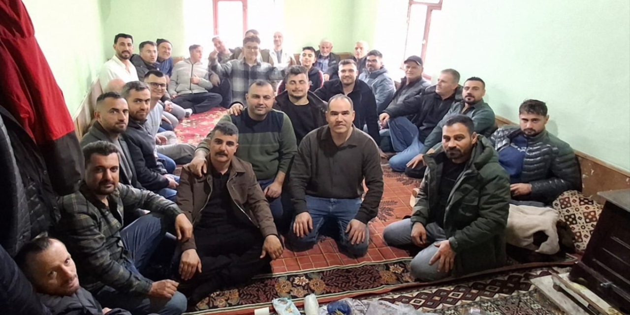 Konya Beyşehir'de vatandaşlar köy odalarında bayramlaşıyor