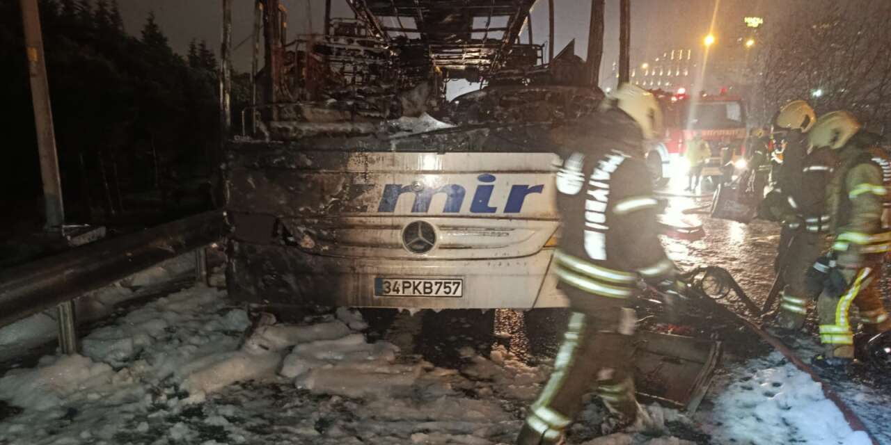 Seyir halindeki yolcu otobüsü alev alev yandı