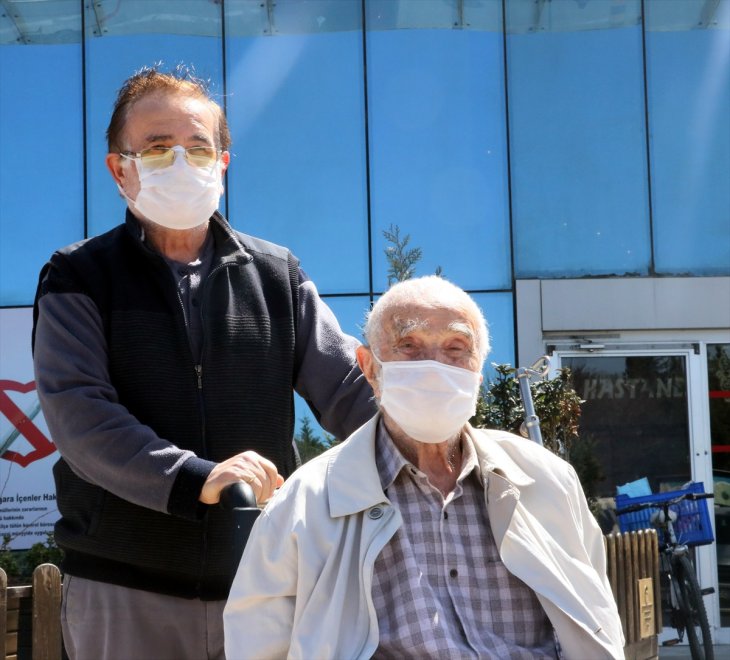 İyi haber! 96 yaşındaki baba ile 65 yaşındaki oğlu koronavirüsü yendi