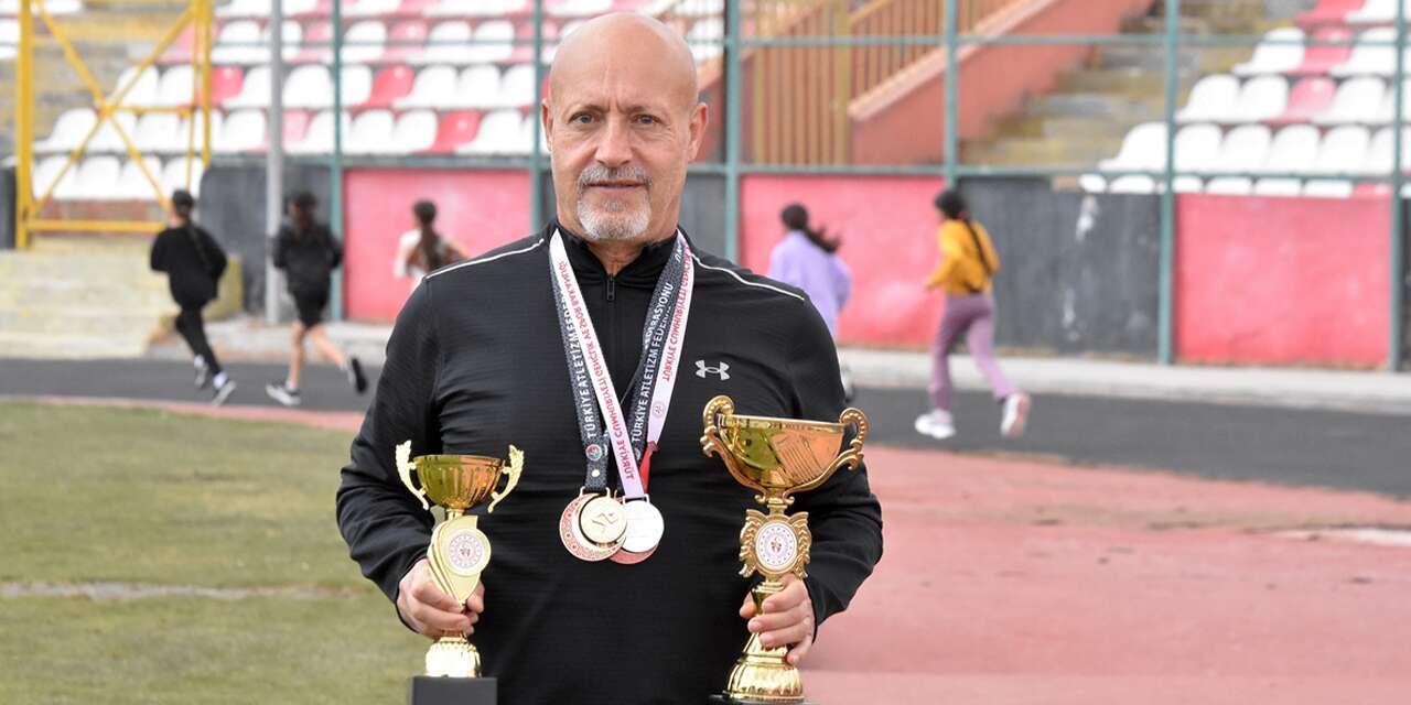 Emekli olduktan sonra atletizme başladı! Barılarıyla gençlere taş çıkarttı