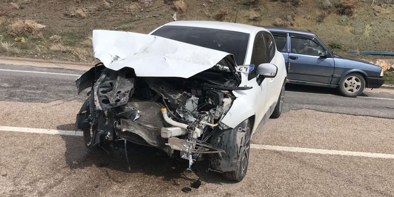 Konya’da başka araca çarpan otomobil şarampole uçtu