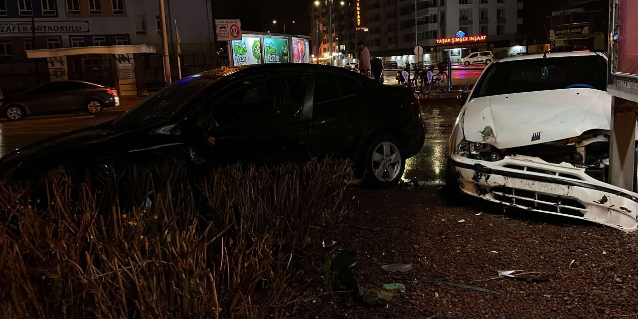 Konya’nın merkezinde otomobiller çarpıştı, trafik lambası devrildi! 2 yaralı var