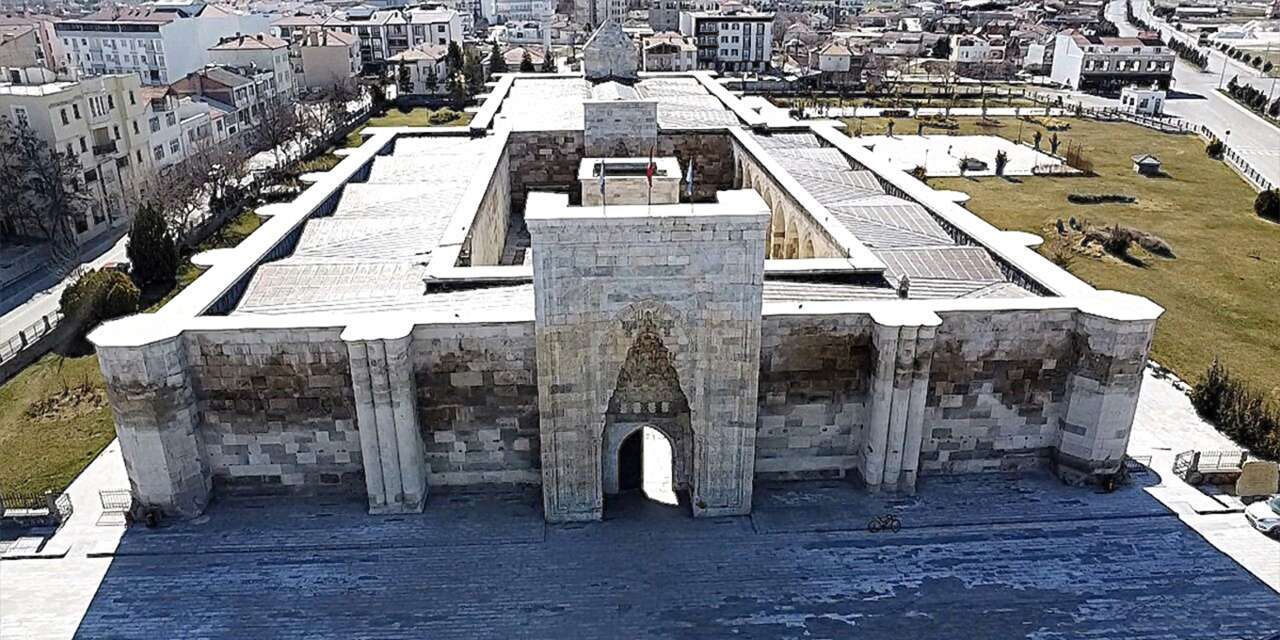 Konya yolundaki tarihi kervansaray kapılarını film ve dizilere açtı