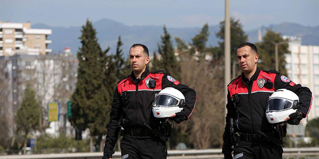 Çocukluk hayali gerçek oldu! İkiz polisler aynı timde görevde