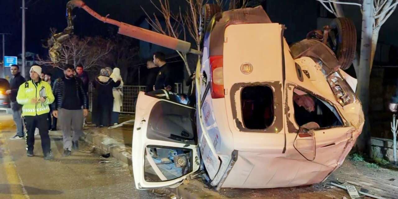 Hafif ticari araç takla attı! 2 kişi ağır yaralandı