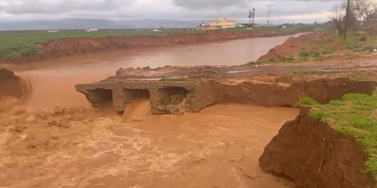 Köprü yıkıldı, dünyanın en uzun adamı yolda kaldı