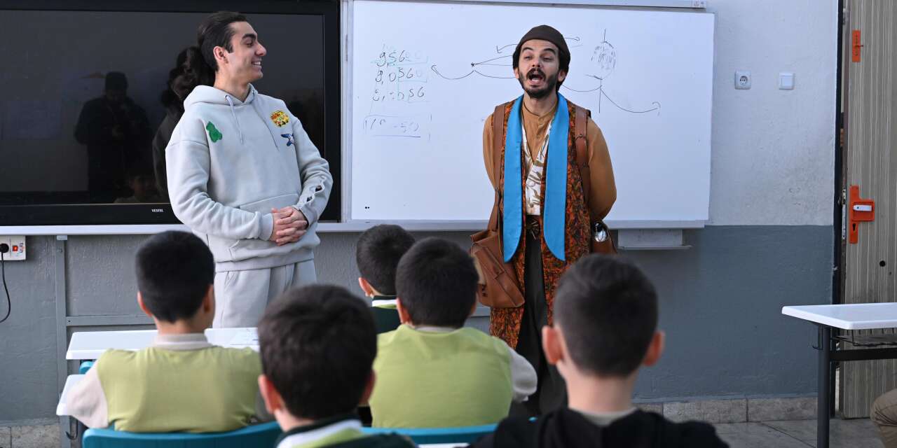 Konya’da öğrencilere çat kapı tiyatro sürprizi