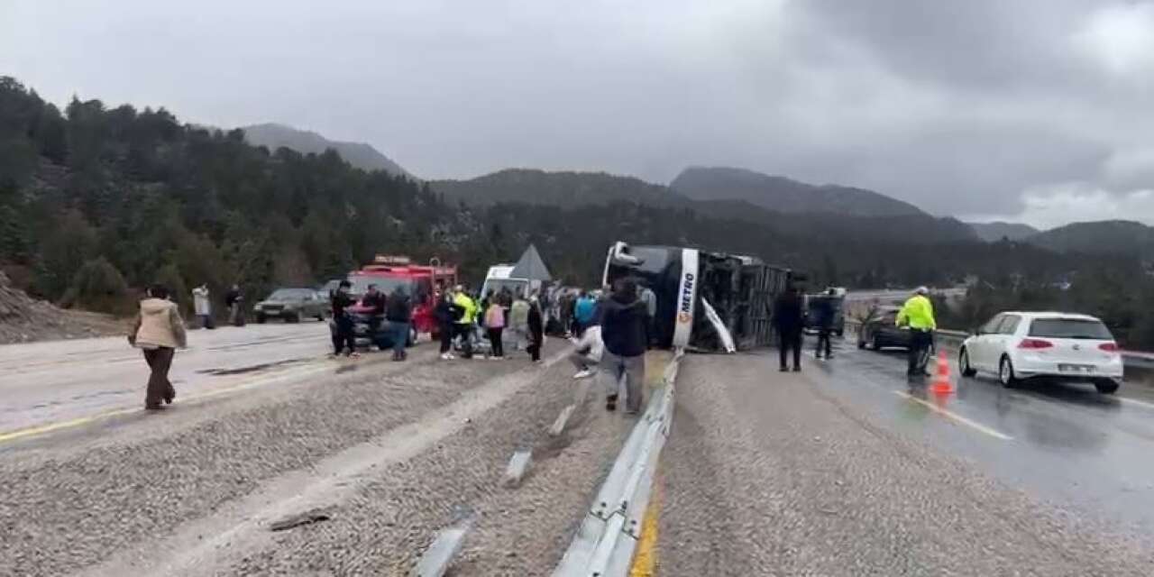 Konya’da yolcu otobüsü devrildi! Çok sayıda yaralı var