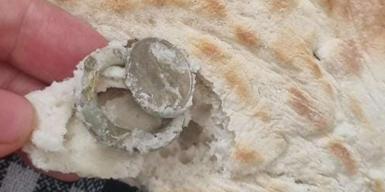 Aldığı ekmeğin içinden bozuk para çıktı