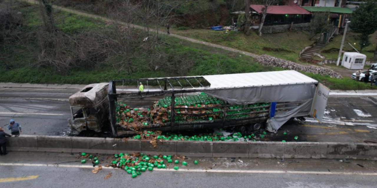 2 TIR çarpıştı, Konya plakalı olan alev aldı, yol kilitlendi