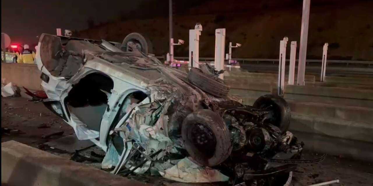 Gişelere çarpan otomobil takla attı! 2 yaralı var