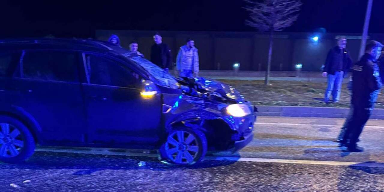Konya’da otomobil TIR’a çarptı! 5 yaralı var