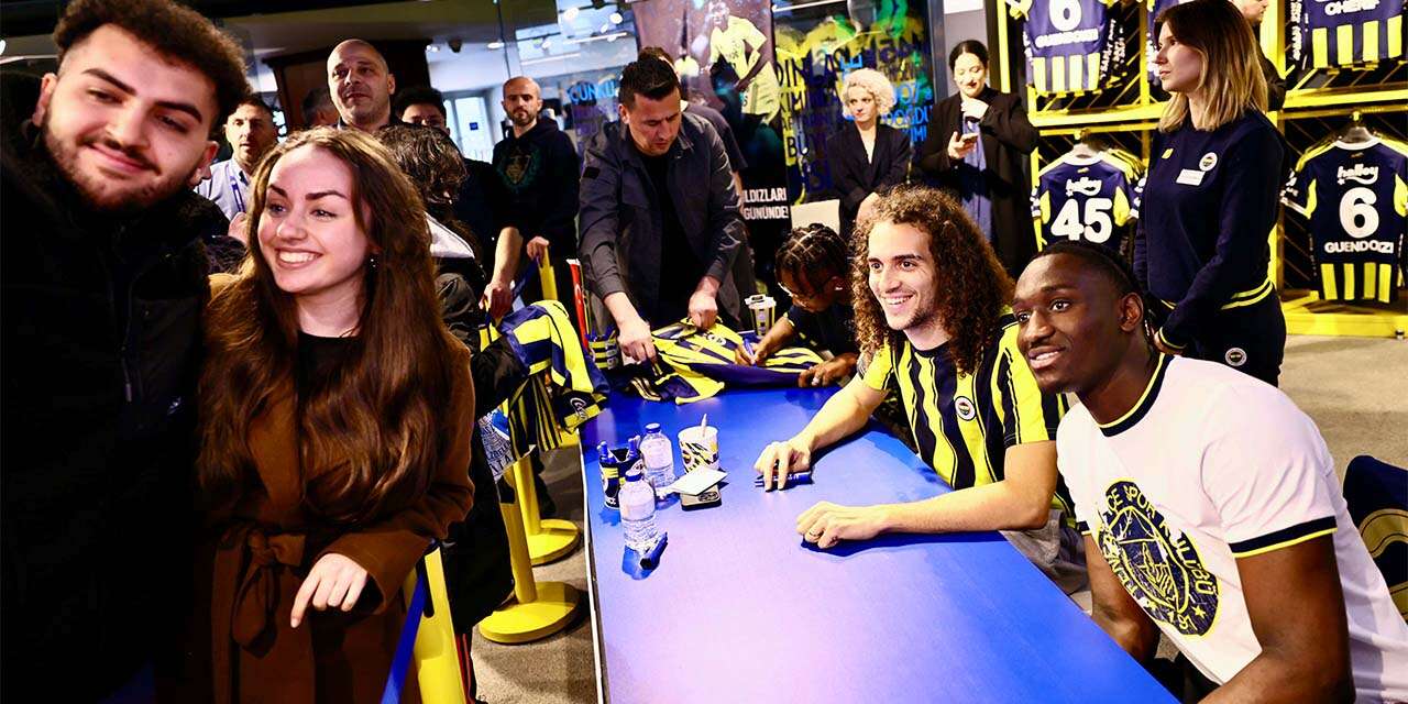 Fenerbahçeli futbolcular taraftarlarla buluştu
