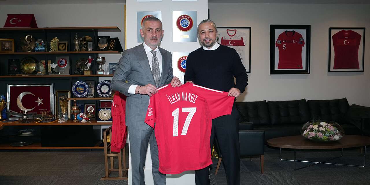 Eski milli futbolcu İlhan Mansız’dan Hacıosmanoğlu’na anlamlı hediye