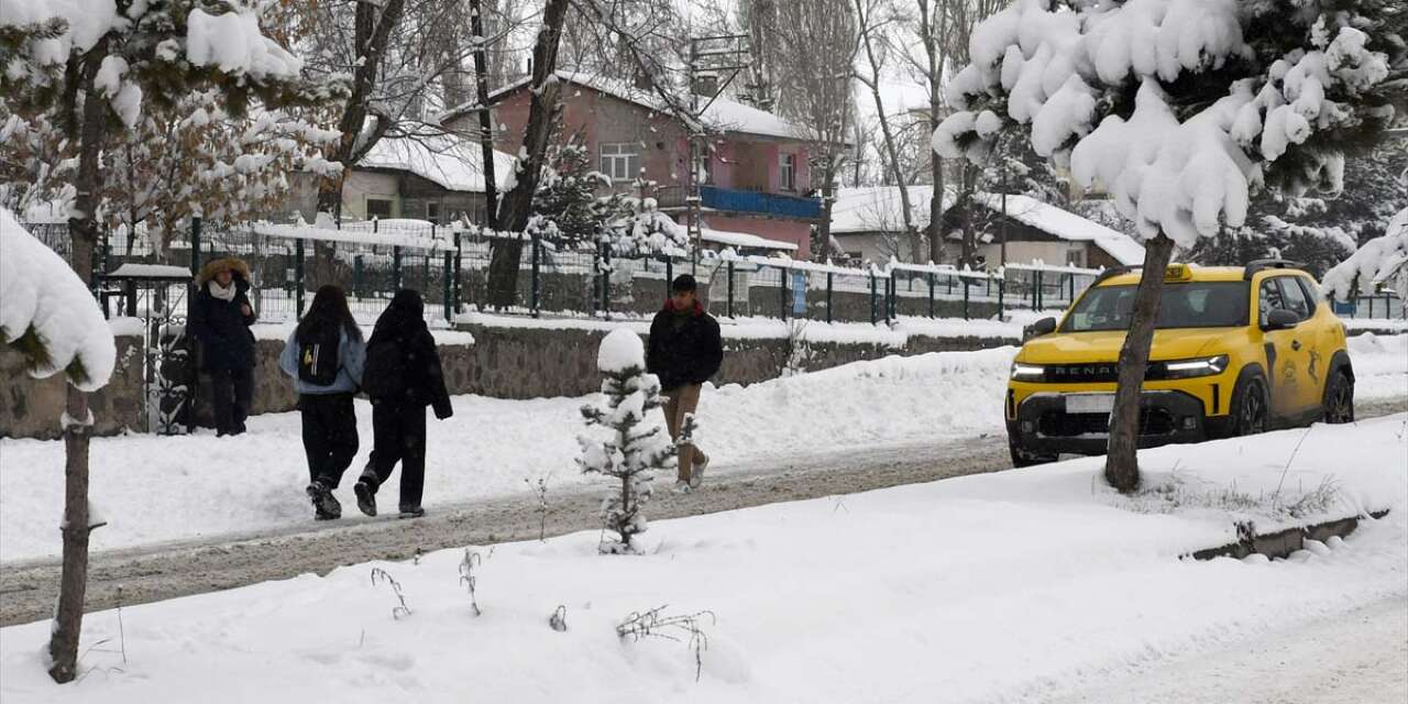 Kar altında kalan 2 ilimizde Mart kapıdan baktırıyor