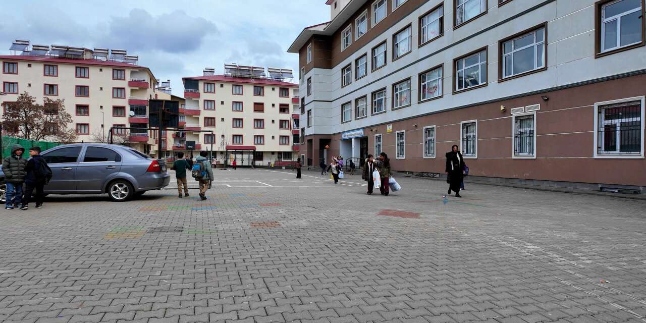 İlkokulda zehirlenme paniği! 30 öğrenci hastaneye kaldırıldı