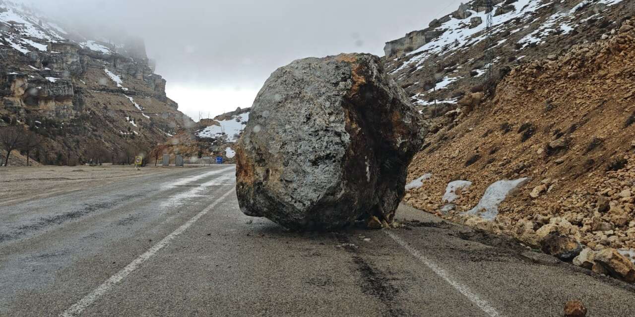 Konya yoluna dev kaya parçası düştü! Bir araç saniyelerle kurtuldu