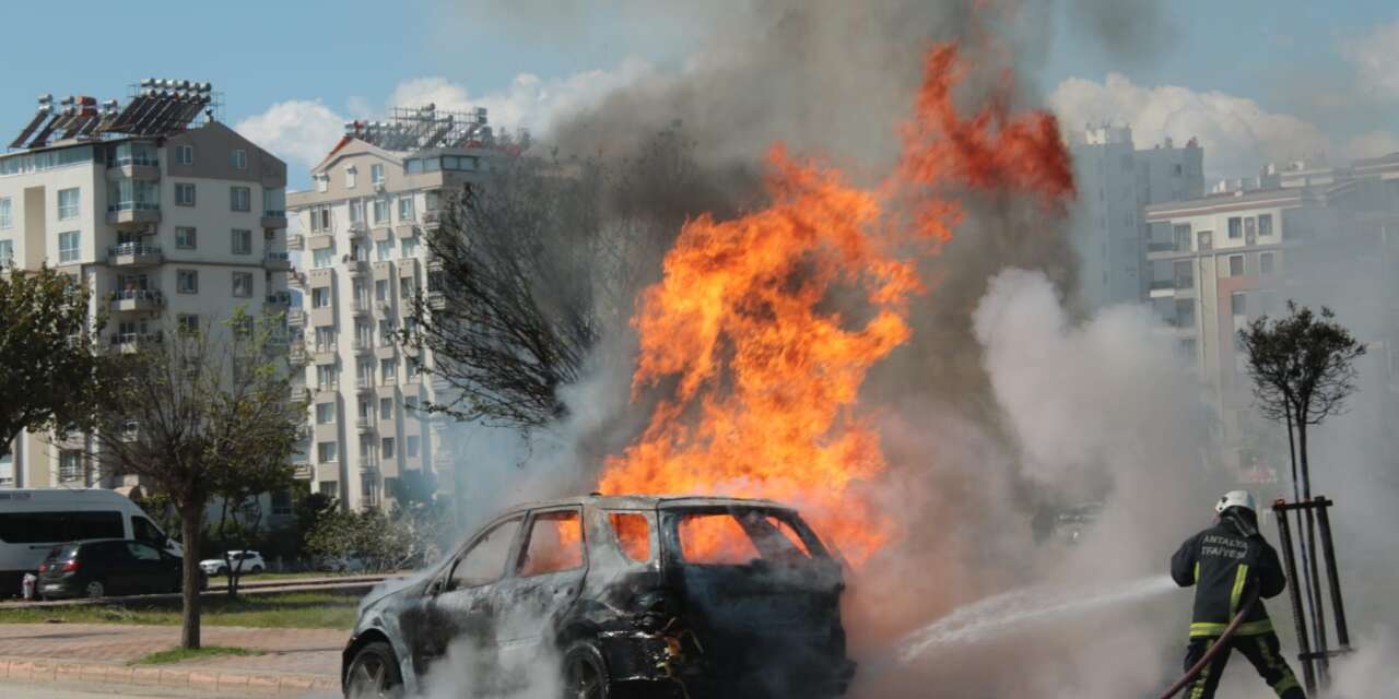 Seyir halindeki otomobil alev aldı, kedisiyle son anda kurtuldu