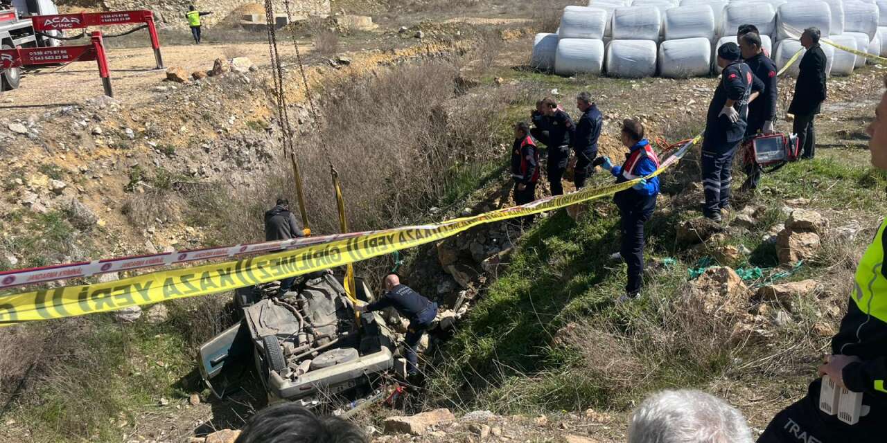 Otomobil çukura düştü! Kocası ve komşusu öldü, kendisi yaralı