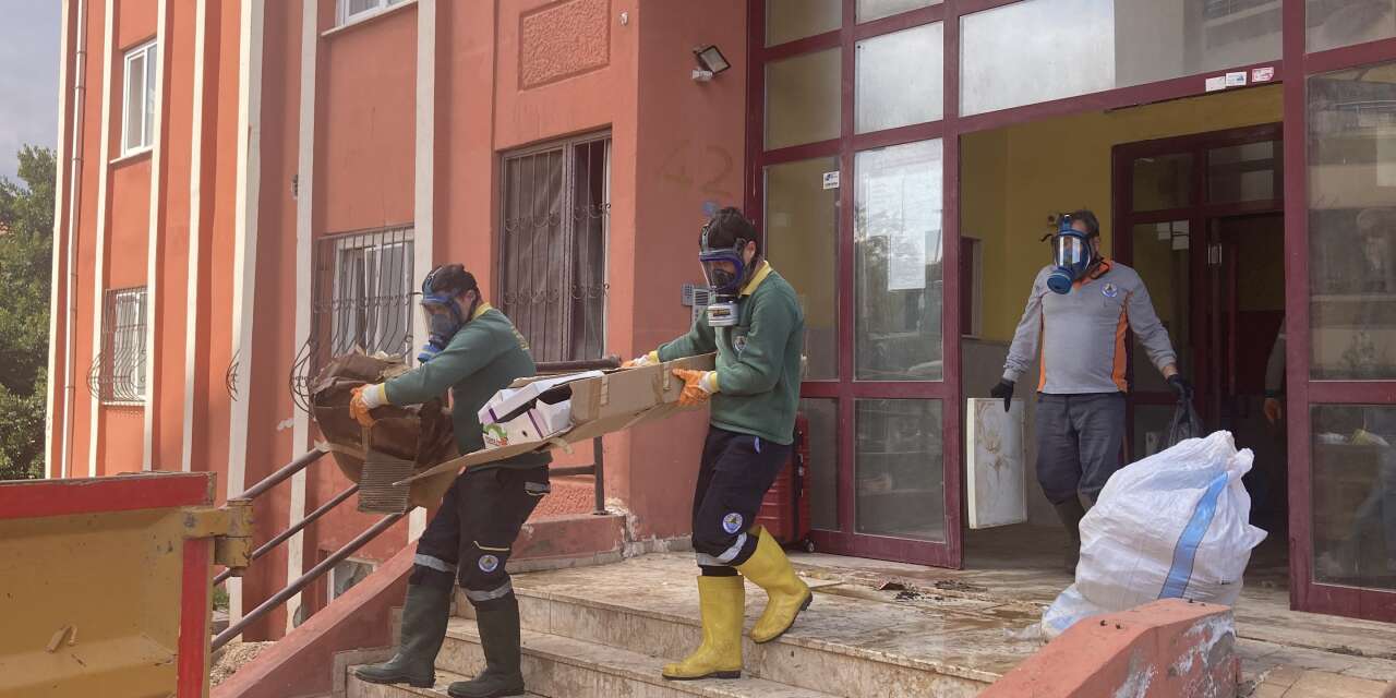 Ekiplerin gaz maskesiyle girdiği evden 7 kamyon çöp çıktı