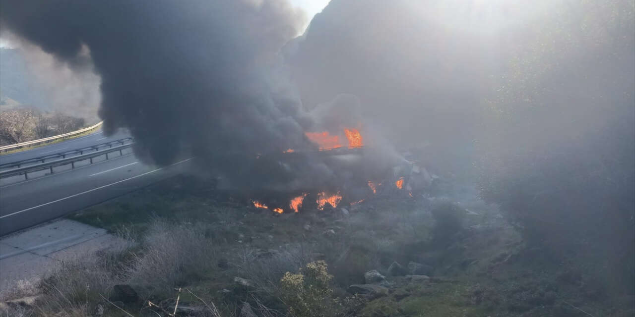 Devrilen tanker alev aldı, sürücü Saim Kurt hayatını kaybetti