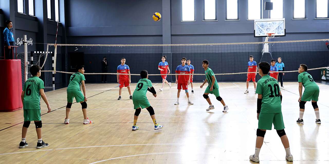 Konya’da öğrenciler voleybol turnuvasında buluştu