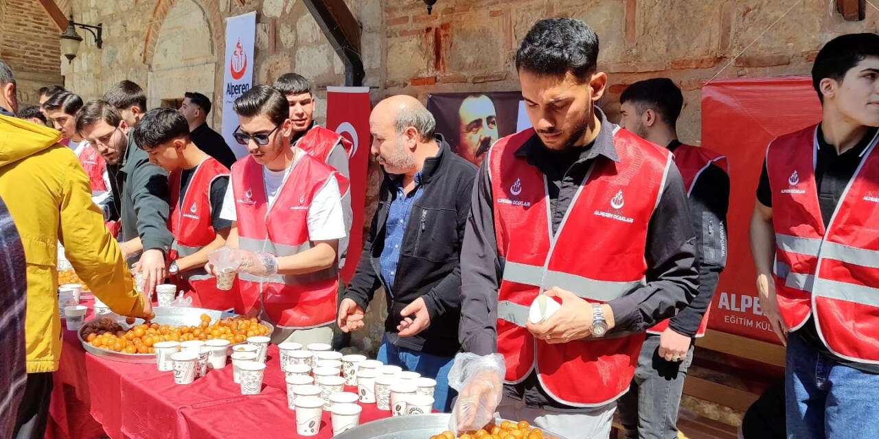 Konya’da Muhsin Yazıcıoğlu anısına lokma dağıtıldı