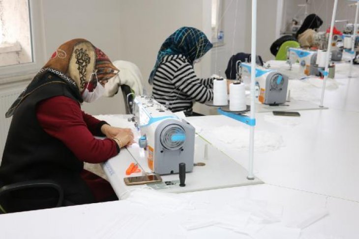 Konya'da 30 gönüllü günde 15 bin maske üretiyor