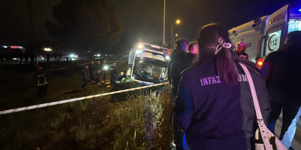 Gardiyanları taşıyan otobüs devrildi! 16 yaralı var