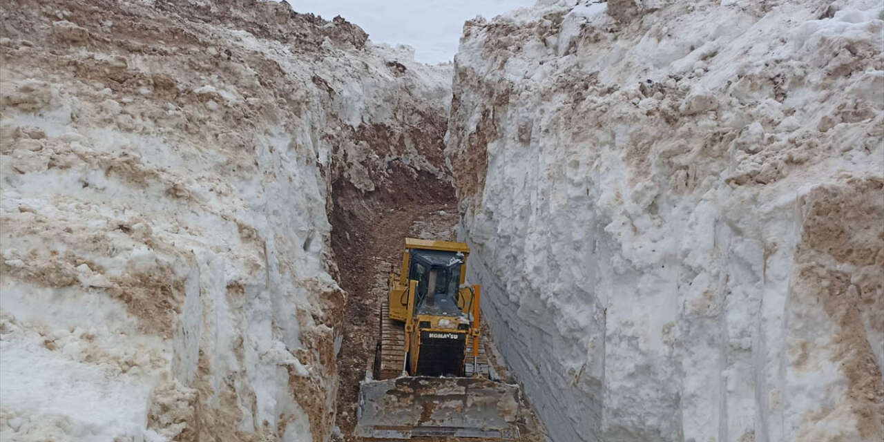 İş makinelerinin gömüldüğü ilimizde karla mücadele