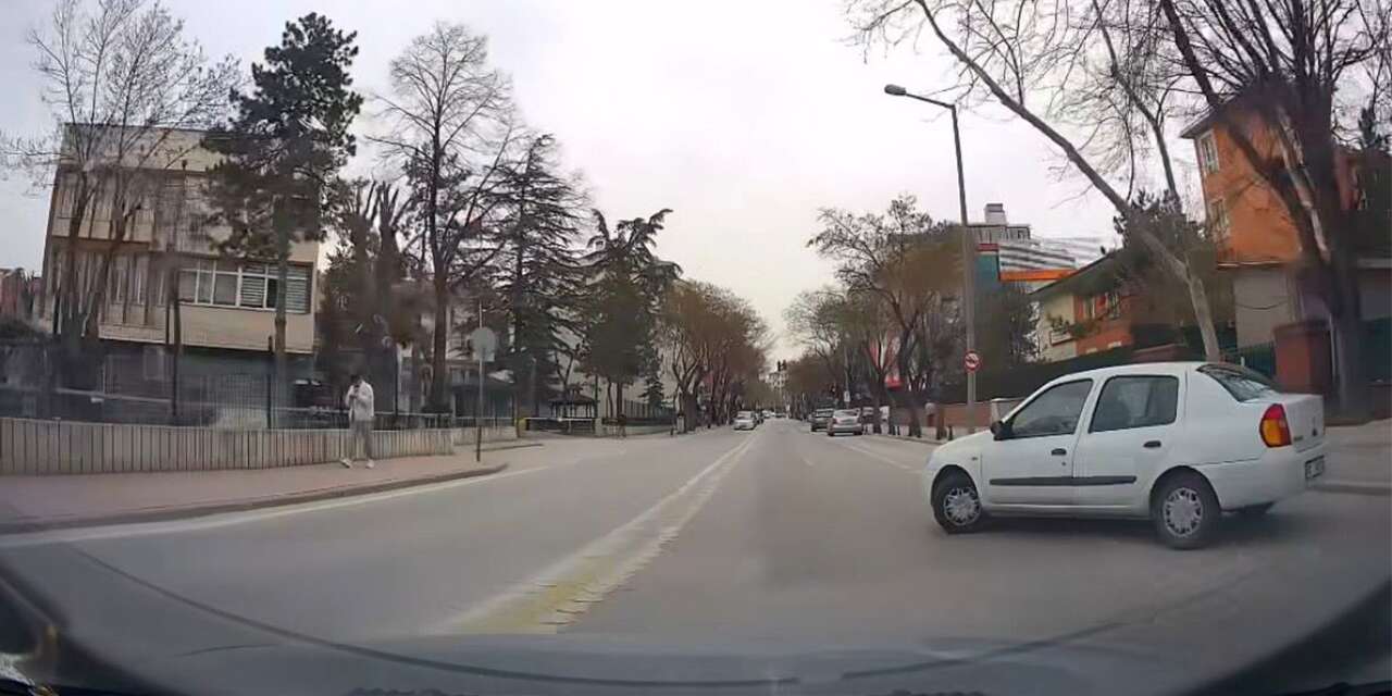 Konya’da pes dedirten U dönüşü! Kazanın eşiğinden dönüldü