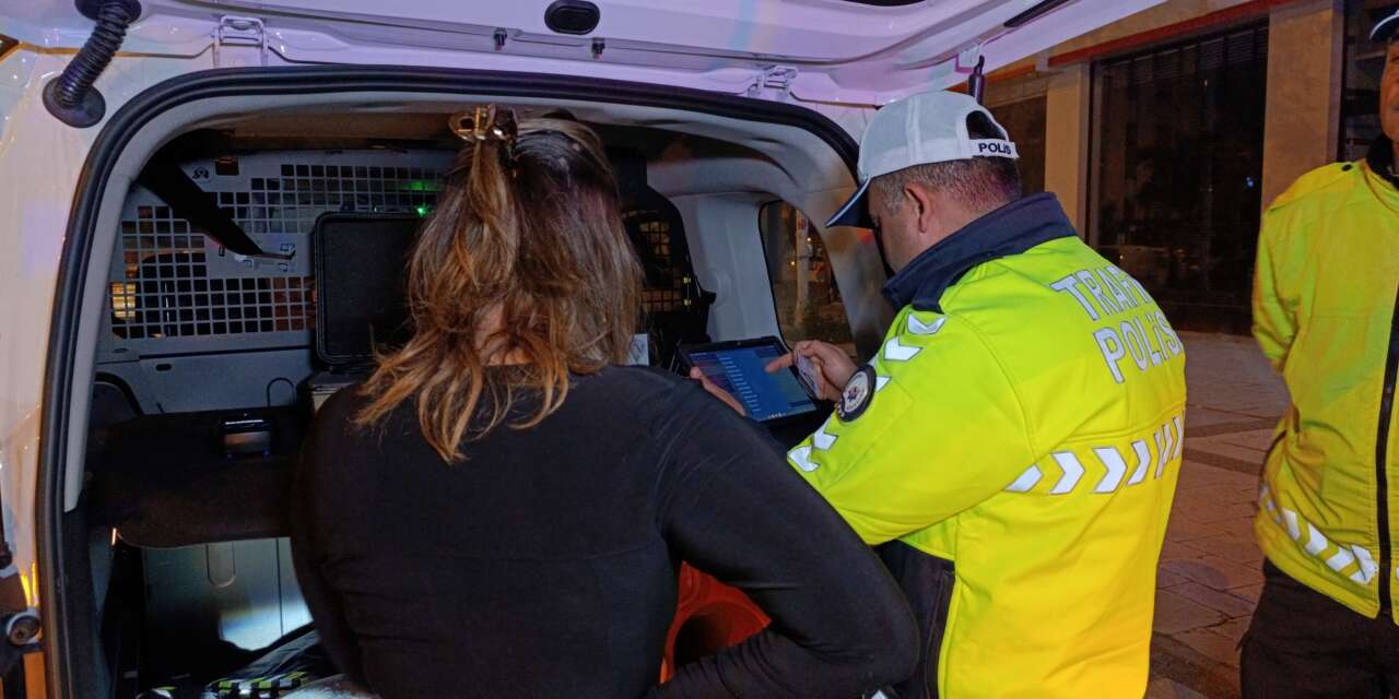 Kadın aday sürücü alkollü yakalandı, ehliyeti iptal edildi: Çekmeyin, avukatım