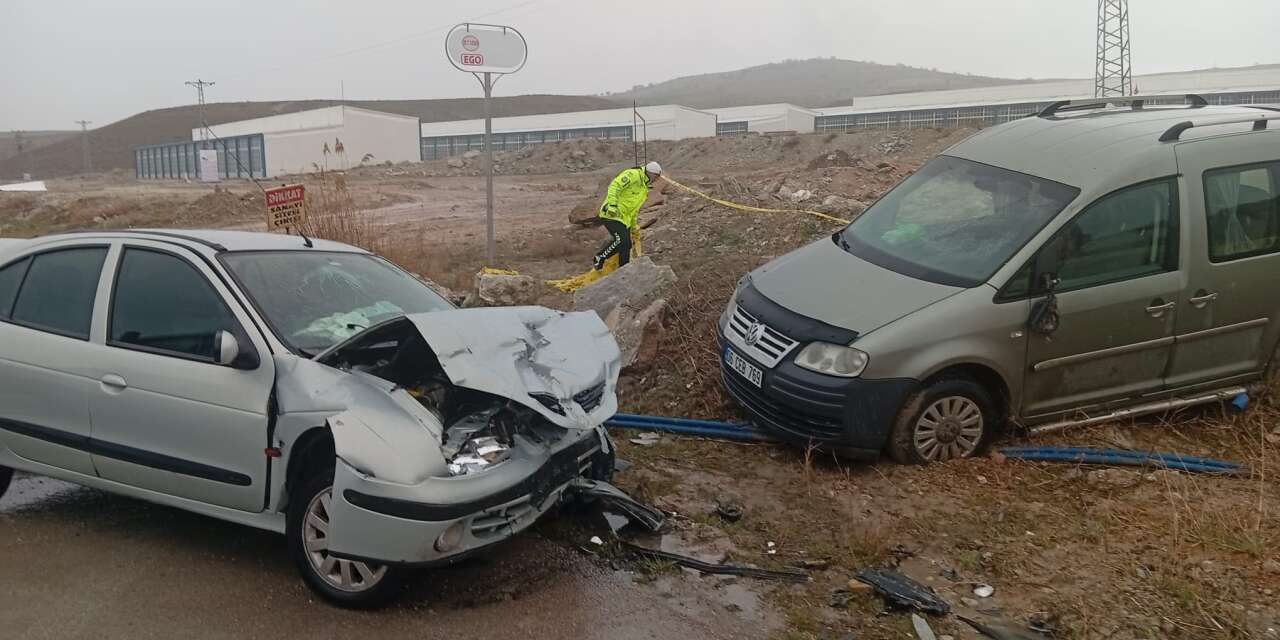Otomobil ile hafif ticari araç çarpıştı! Yunus Kılıç öldü