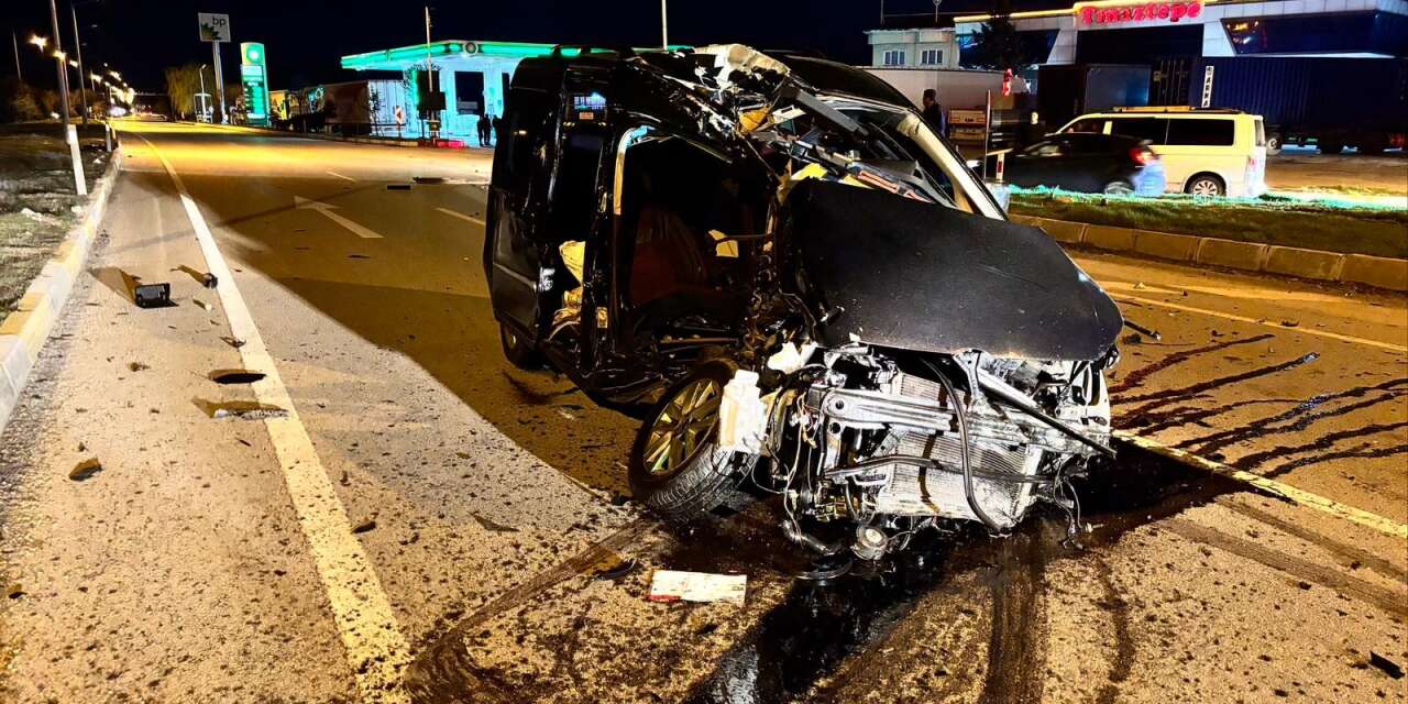 TIR, hafif ticari araçla çarpıştı! 23 yaşındaki genç hayatını kaybetti