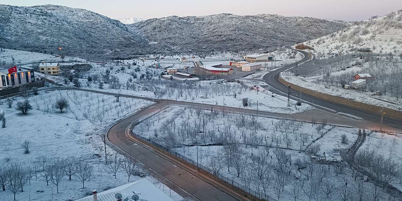 Konya’nın bir ilçesinde kar sürprizi! Her yer beyaza büründü